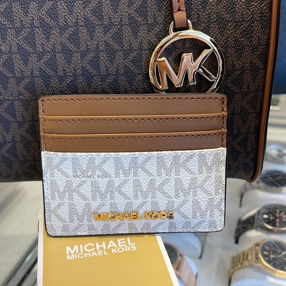 MICHAEL KORS
Leather Large Card Holder Case Wallet 
Vanilla MK Signature 
NWT - Picture 6 of 16